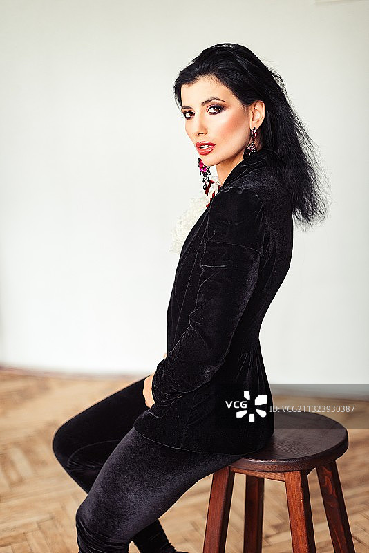 坐在凳子上的时尚女性肖像图片素材