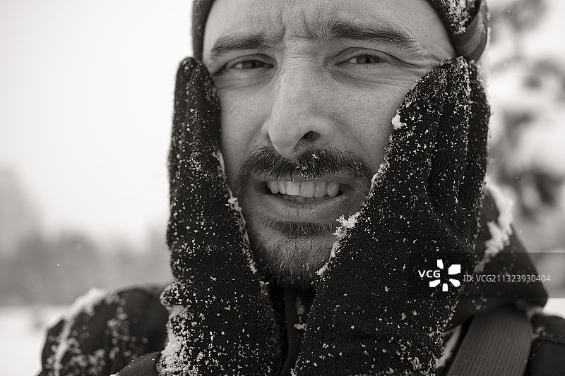 冬季微笑的男人肖像图片素材