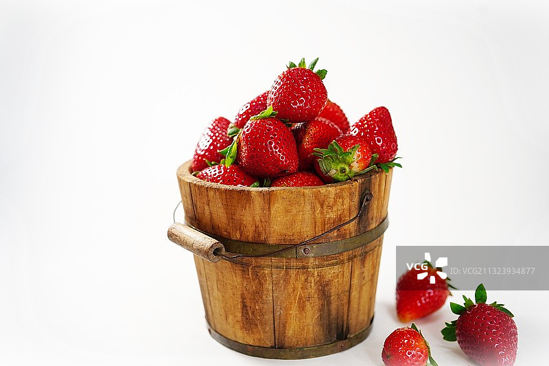 美国宾夕法尼亚州西切斯特，白色背景下容器中的草莓特写图片素材