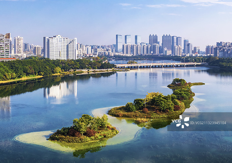 无人机低空航拍南宁南湖公园湖心岛图片素材