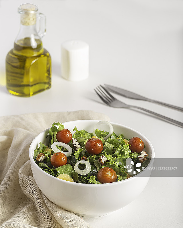 桌上碗里的沙拉特写图片素材