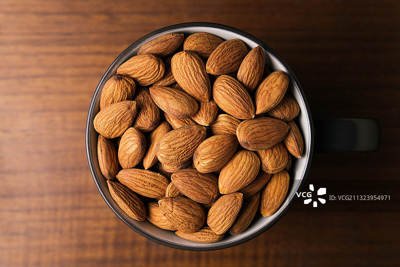 桌子上碗中杏仁的俯视照片图片素材