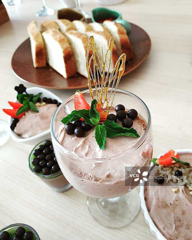 印尼吉安雅县桌上甜点高角度视图图片素材