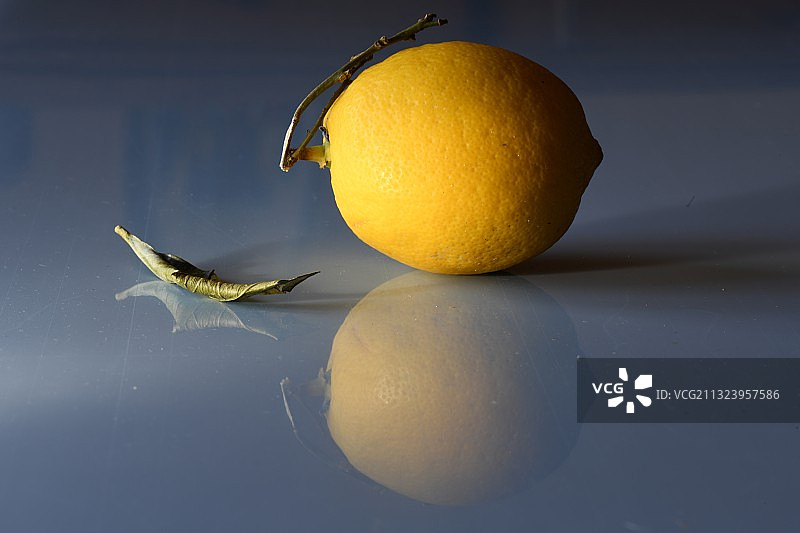 法国桌子上的柠檬特写图片素材