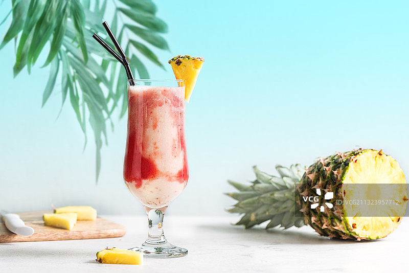 白色背景下的桌上饮品特写图片素材