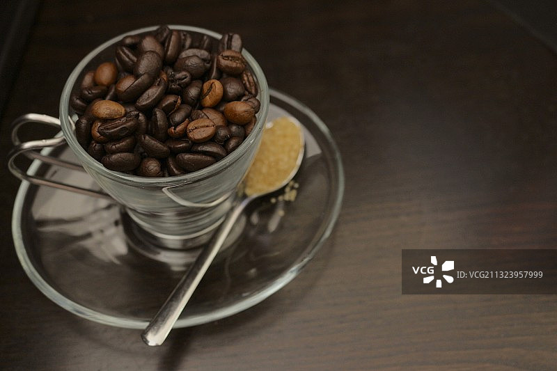 英国桌上杯中咖啡豆的高角度视图图片素材