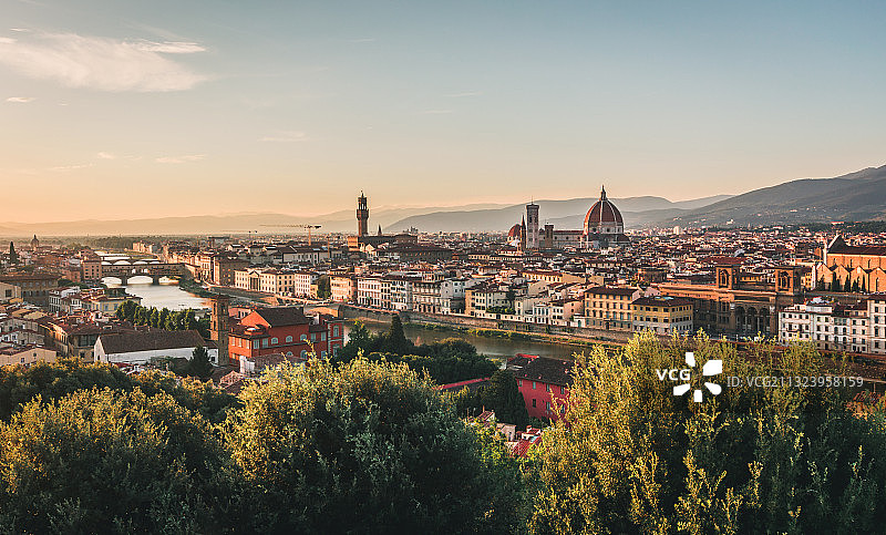 日落时分城镇景观的俯视角度图片素材