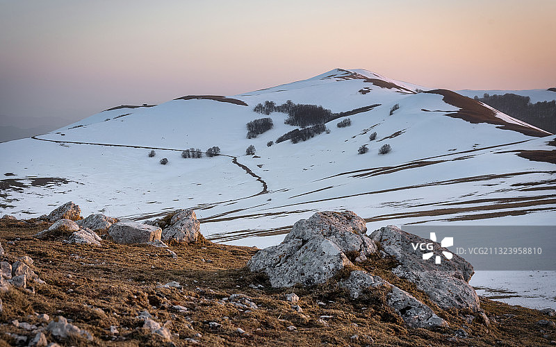 意大利阿斯科利皮切诺阿尔夸塔德尔特龙托日落雪山美景图片素材