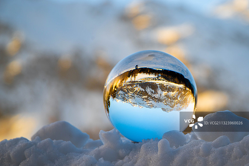 被雪覆盖的土地上的水晶球特写，恩嘎丁，瑞士图片素材