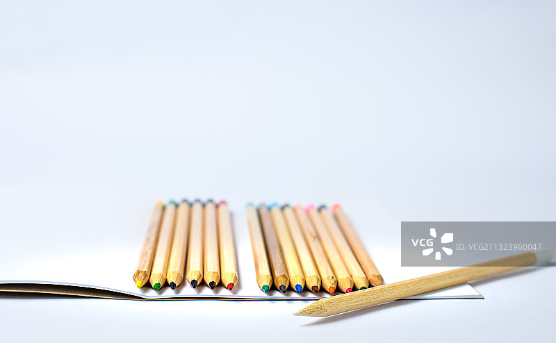 白色背景上的彩色铅笔特写图片素材