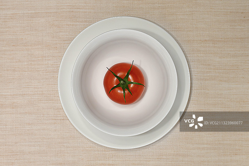 桌上盘中番茄的俯视图图片素材