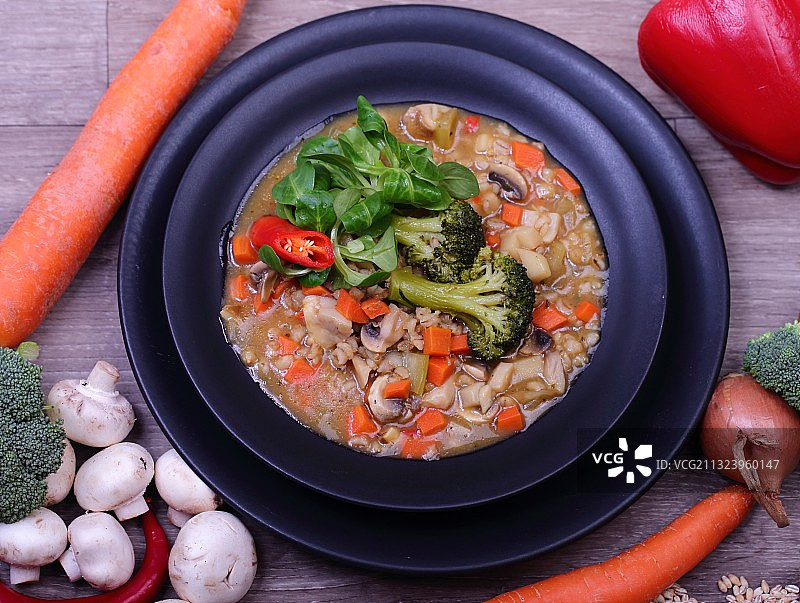 高角度的食物在碗上的桌子图片素材