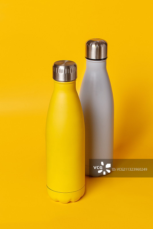 黄色背景下的瓶子特写图片素材
