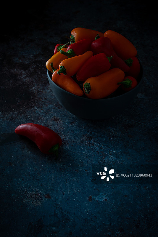 俯视：澳大利亚新南威尔士州滑铁卢，桌上碗里的辣椒图片素材