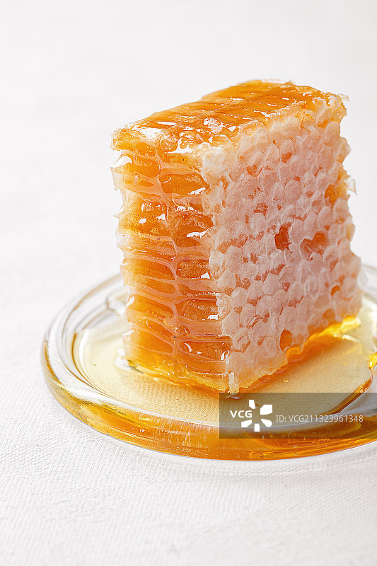 白色背景下的蛋糕特写图片素材