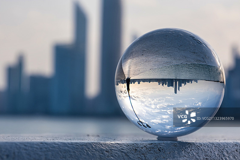 城市景观前的水晶球特写图片素材
