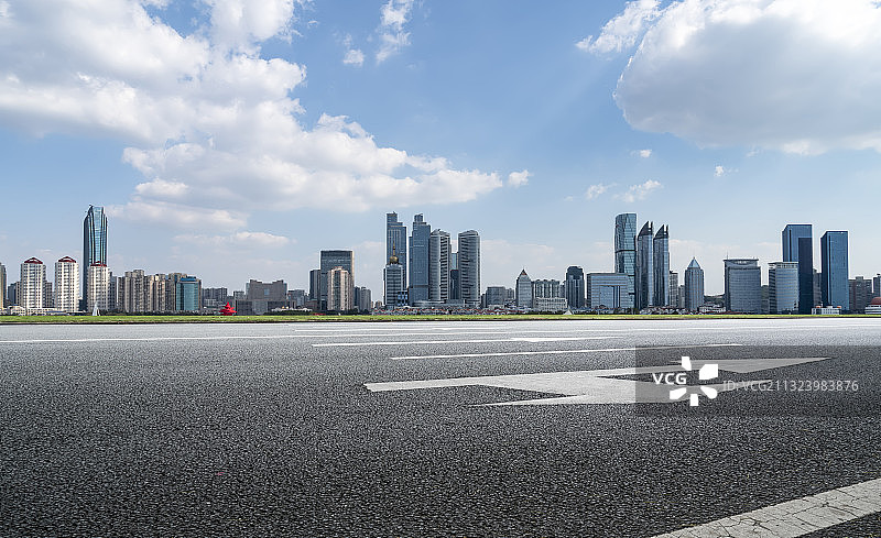 沥青公路地面和金融区建筑图片素材