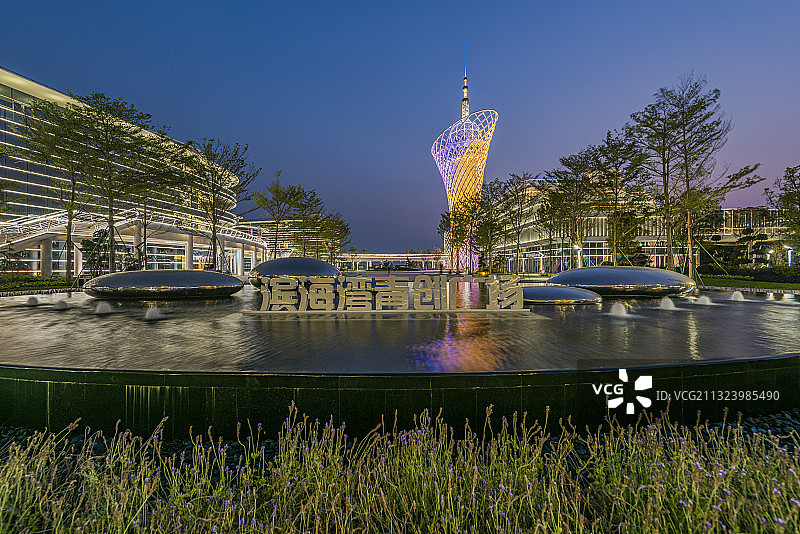 广东东莞滨海湾新区滨海湾青创广场夜景图片素材