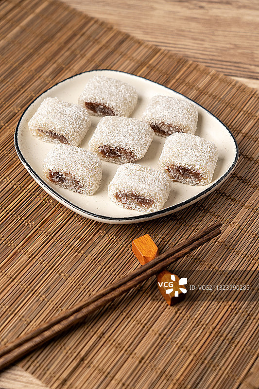 北京传统小吃风味特产木制桌子上的驴打滚和黄豆面图片素材