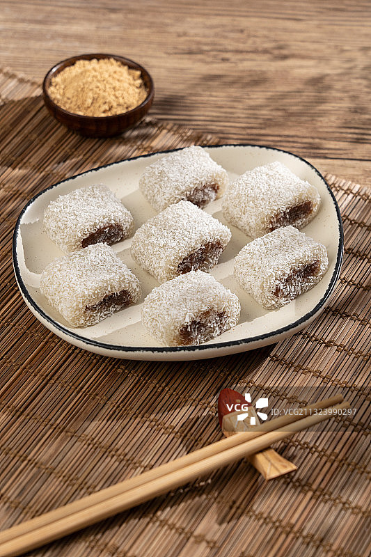北京传统小吃风味特产木制桌子上的驴打滚和黄豆面图片素材
