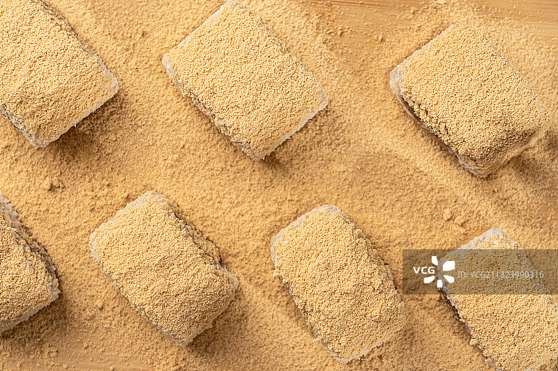 北京传统小吃风味特产木制桌子上的驴打滚和黄豆面图片素材