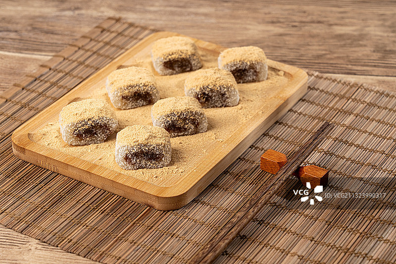 北京传统小吃风味特产木制桌子上的驴打滚和黄豆面图片素材