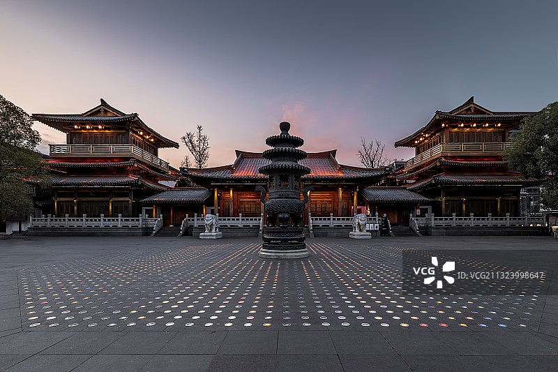 杭州西湖热门旅游景点香积寺夜晚灯光城市建筑图片素材