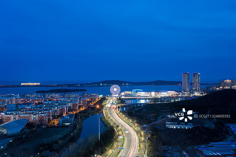 高视角俯瞰青岛开发区唐岛湾夜景图片素材