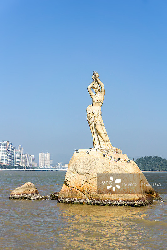 广东珠海海岸线渔女石雕图片素材
