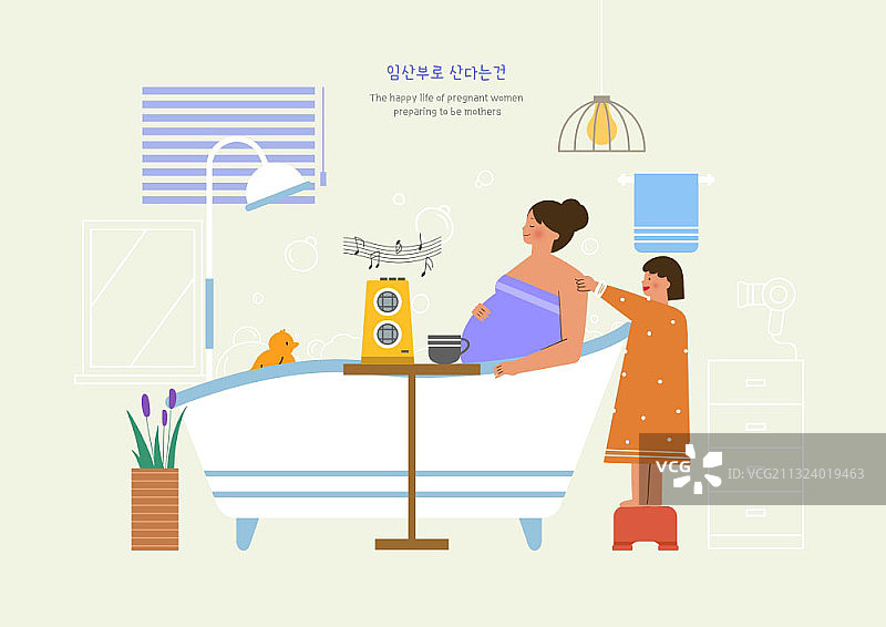 孕妇沐浴，女儿帮其按摩图片素材