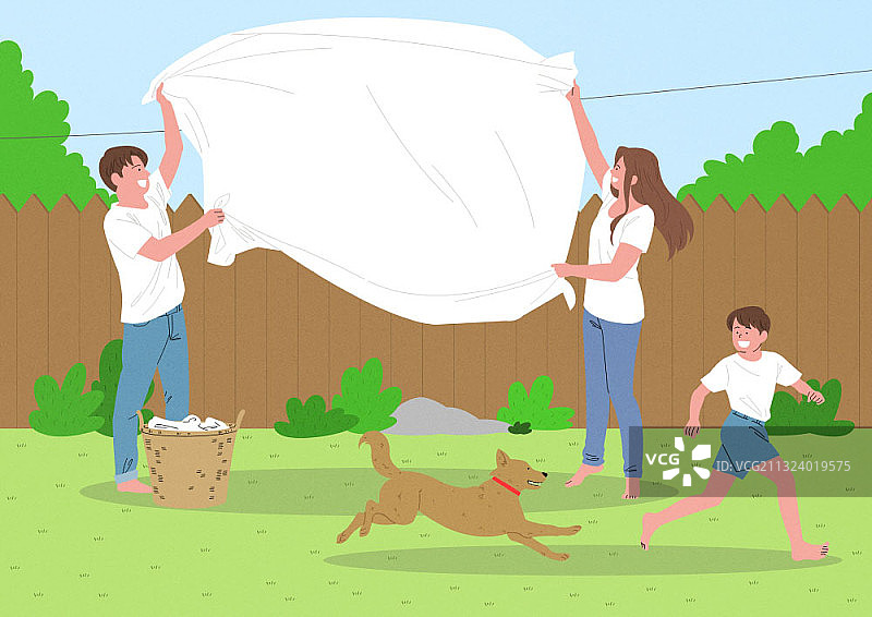 夫妻在院中晾晒毯子，儿子与狗奔跑图片素材