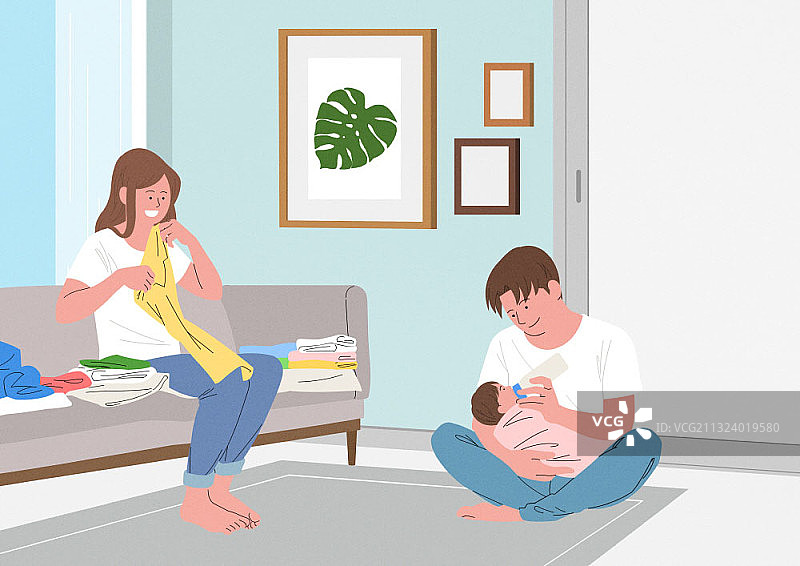 妻子在沙发上洗衣服，丈夫喂宝宝喝奶图片素材