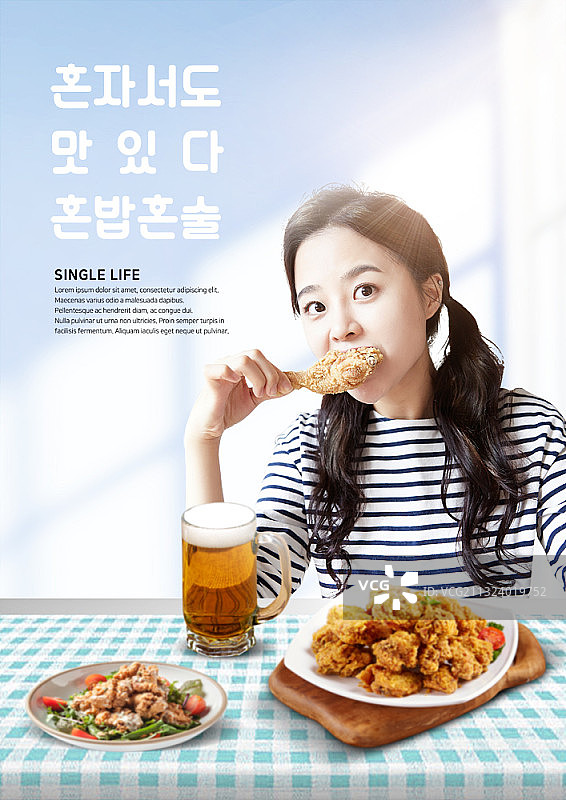 独自一人吃炸鸡喝啤酒的女人图片素材