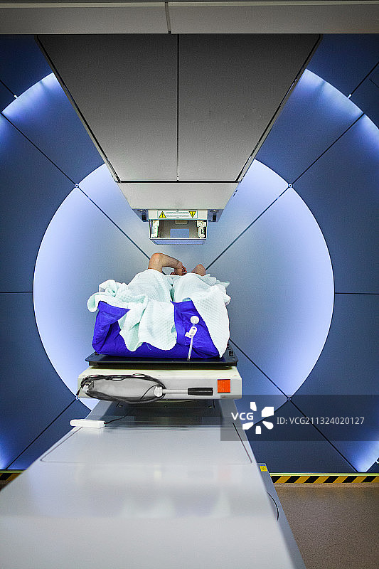 质子治疗用质子束照射肿瘤内的癌细胞图片素材