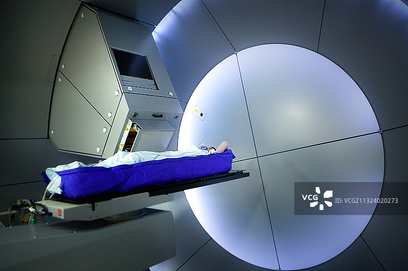 质子治疗用质子束照射肿瘤内的癌细胞图片素材