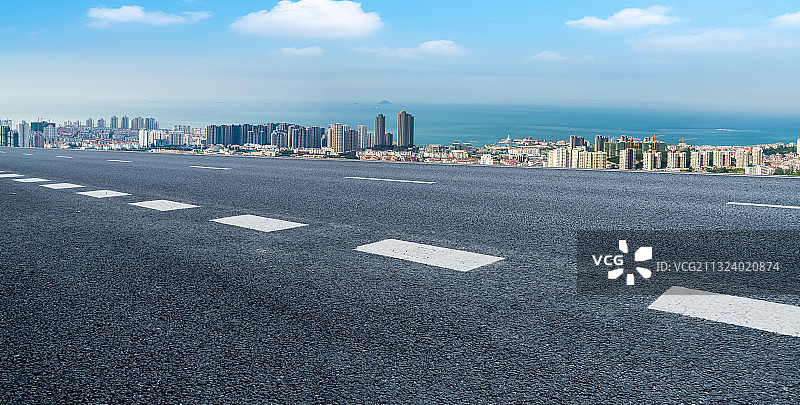 高速公路天际线和金融区现代建筑图片素材