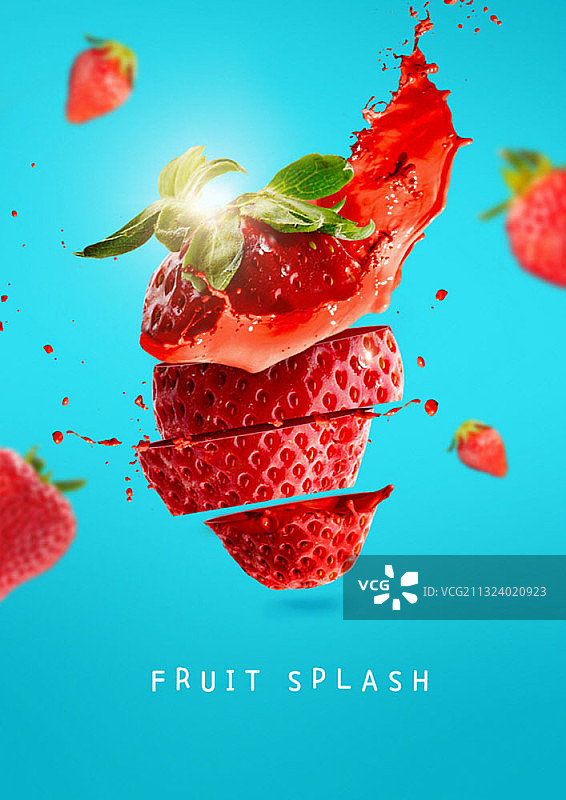 草莓切片在蓝色背景上飞溅图片素材