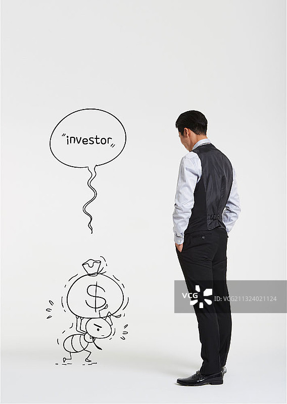 商人看着蚂蚁投资者携带钱袋的合成图像图片素材
