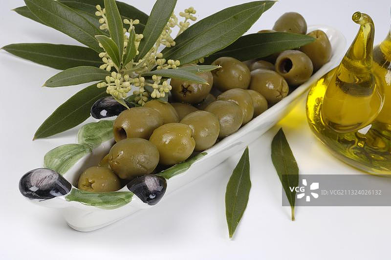 橄榄和橄榄油（油橄榄属），碗装橄榄和瓶装橄榄油，橄榄，橄榄油图片素材