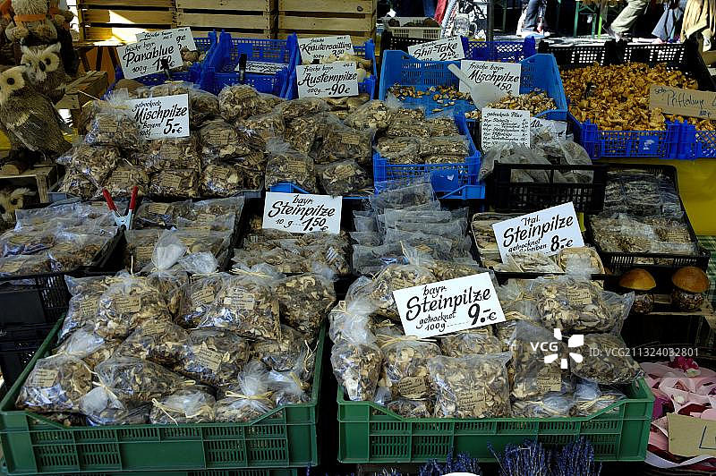 德国慕尼黑Viktualienmarkt市场的干蘑菇图片素材