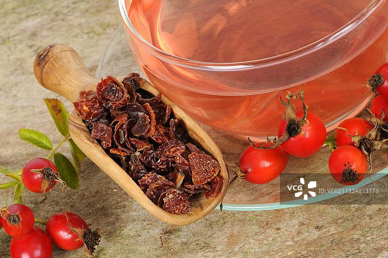 玫瑰果茶杯，干燥的玫瑰果（粉红色）图片素材