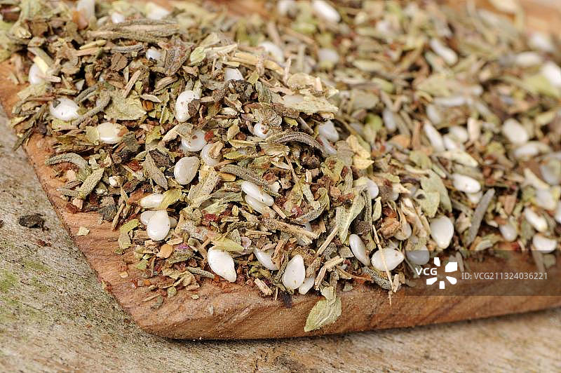 扎塔尔：阿拉伯香料混合物，含芝麻、漆树果、百里香、牛至和盐图片素材