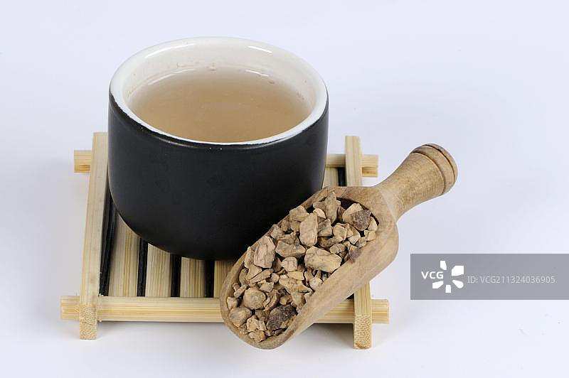 杯中的何首乌根茶、何首乌根、蓼根茶图片素材