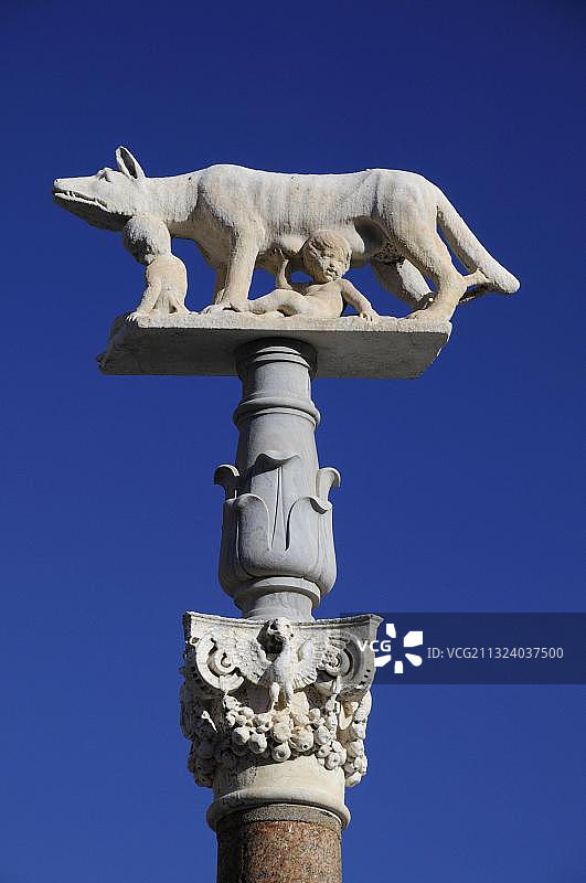 意大利托斯卡纳锡耶纳的罗马母狼雕像图片素材