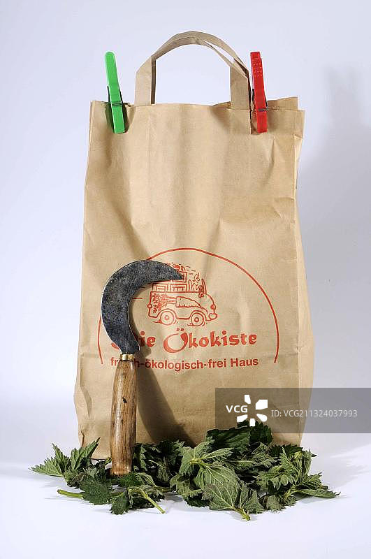 纸袋中干燥的草药，荨麻，镰刀图片素材