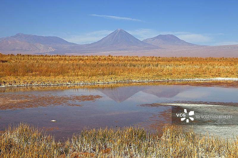 利坎卡武尔火山、泻湖、高原，智利，南美洲图片素材