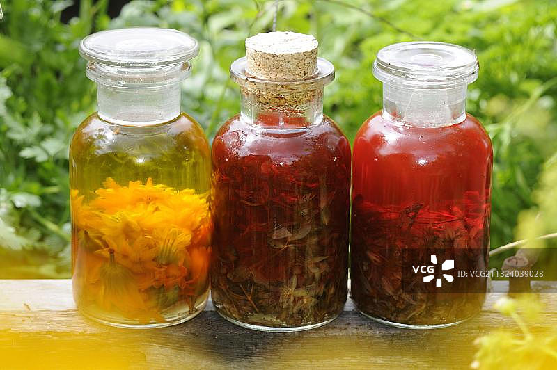 含有金盏花、薰衣草、圣约翰草的草药油图片素材