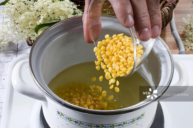 接骨木浆果软膏制作：蜂蜡、锅、炉灶图片素材