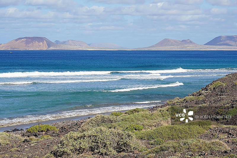 法马拉悬崖海滩，眺望格拉西iosa岛，兰萨罗特岛，加那利群岛，西班牙，欧洲图片素材