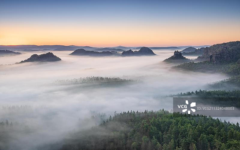 从克莱纳温特贝格观看黎明、晨雾、易北河砂岩山脉，德国萨克森瑞士国家公园图片素材